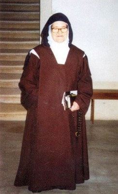 Duas_Entrevistas_com_a_Irmã_Lúcia_(Português)_by_Carlos_Evaristo_(cropped).jpg