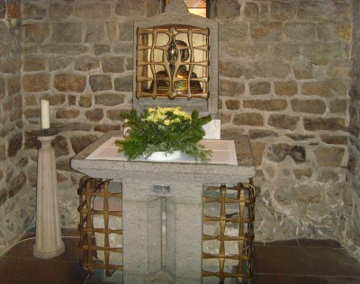 St.Lubentius-Sarkophag_und_Kopfreliqiuar.JPG